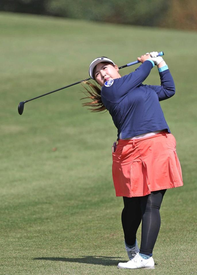 　１８番で第２打を放つ小林光希