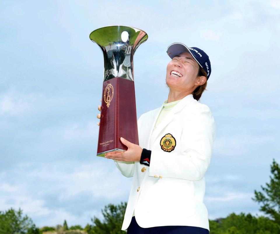 　優勝トロフィーを手に笑顔の穴井詩