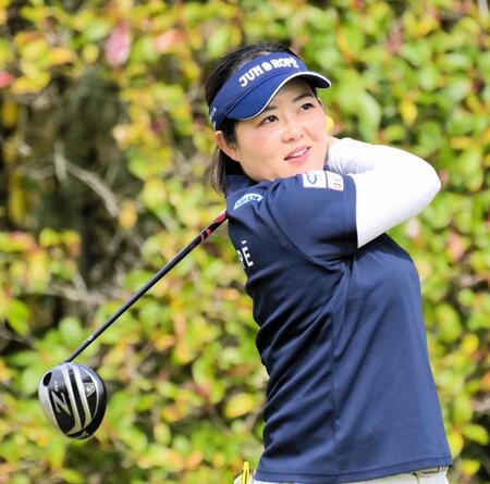 　練習ラウンドでティーショットを放つ浅井咲希（撮影・金居みつよし）
