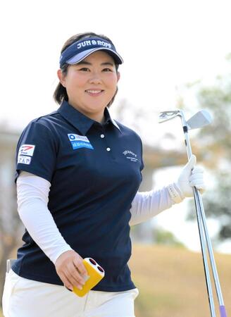 　練習ラウンドでティーショットを放ち、笑顔の浅井咲希（撮影・金居みつよし）