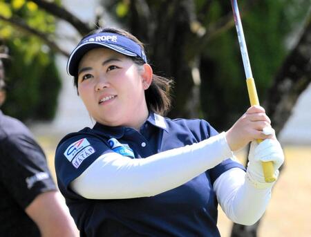 　練習ラウンドでティショットを放つ浅井咲希（撮影・金居みつよし）