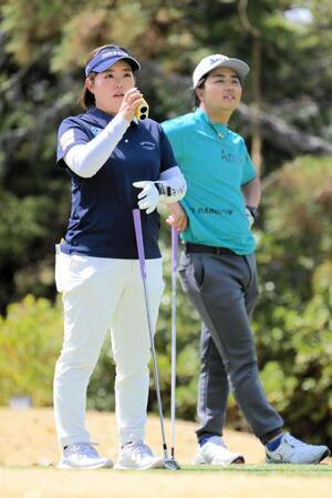 　兄弟で練習ラウンドをまわり、打球の行方を見る浅井咲希。右は弟の勇志プロ（撮影・金居みつよし）