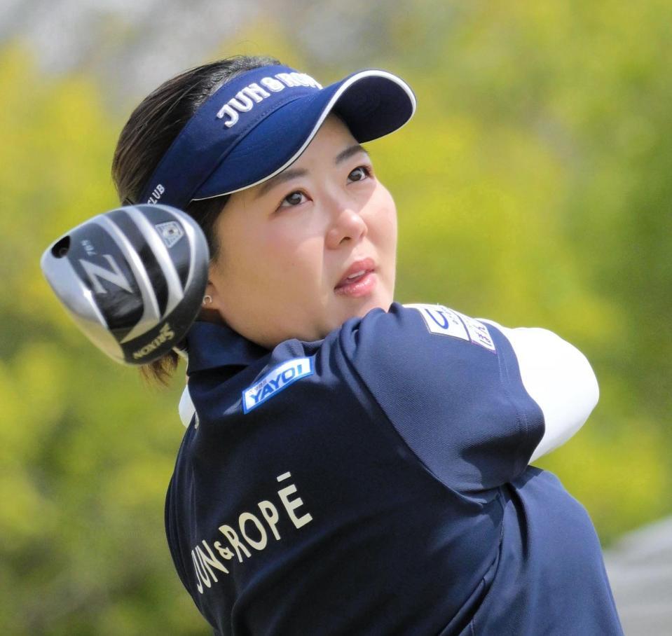 　練習ラウンドでティーショットを放つ浅井咲希（撮影・金居みつよし）