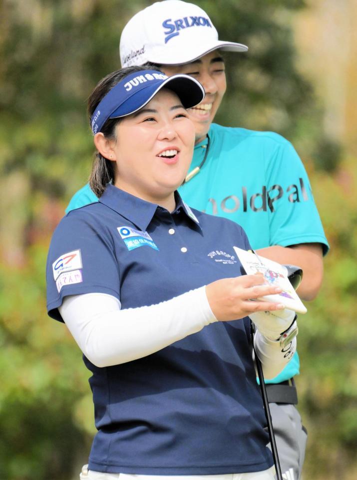 　笑顔で練習ラウンドをまわる浅井咲希。右は弟の勇志プロ（撮影・金居みつよし）