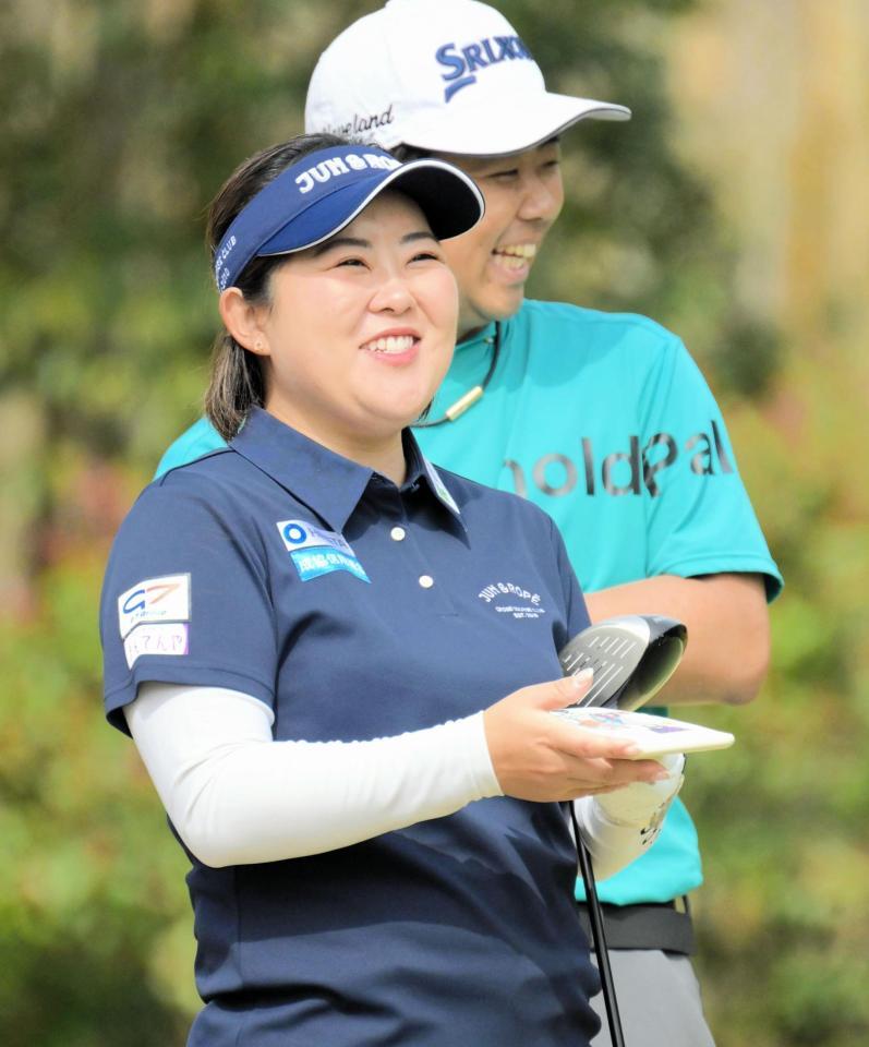 　笑顔で練習ラウンドをまわる浅井咲希（撮影・金居みつよし）