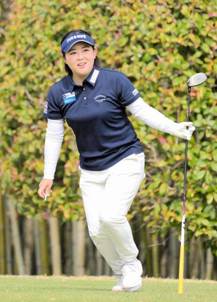 　練習ラウンドでティーショットを打ち、笑顔の浅井咲希（撮影・金居みつよし）