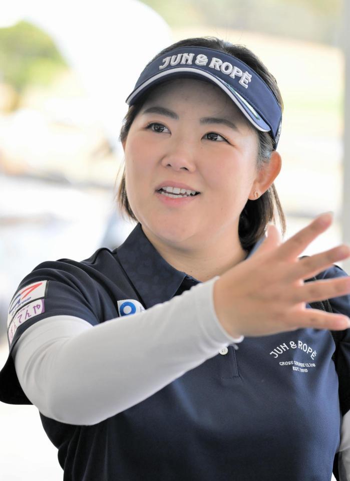 　練習ラウンドを終え、インタビューに応じる浅井咲希（撮影・金居みつよし）