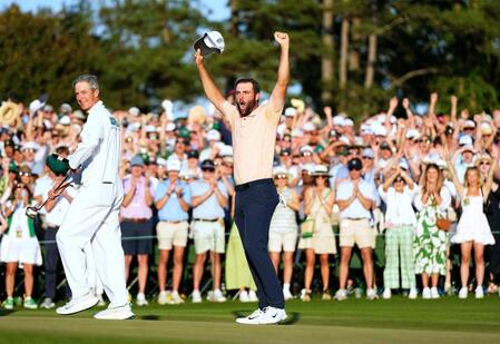 　マスターズ初優勝を決め、喜ぶスコッティ・シェフラー＝２２年４月、オーガスタ・ナショナルＧＣ（共同）