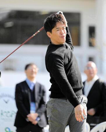 　１番ホール、ティーショットを曲げ苦笑いの武井壮（撮影・金居みつよし）