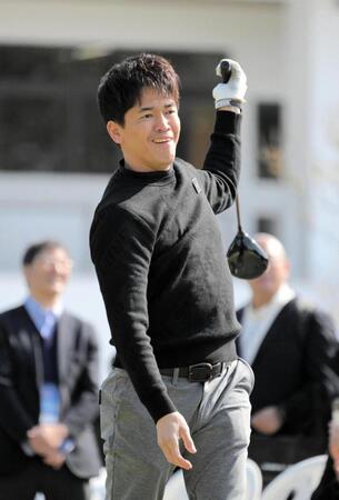 　１番ホール、ティーショットを曲げ苦笑いの武井壮（撮影・金居みつよし）