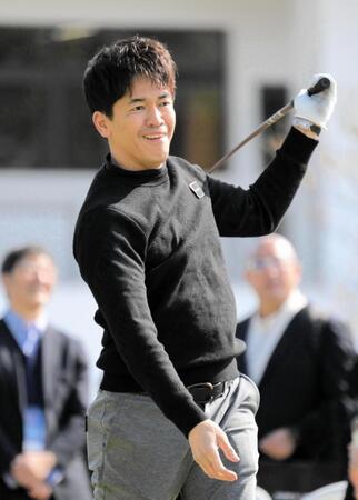 　１番ホール、ティーショットを曲げ苦笑いの武井壮（撮影・金居みつよし）