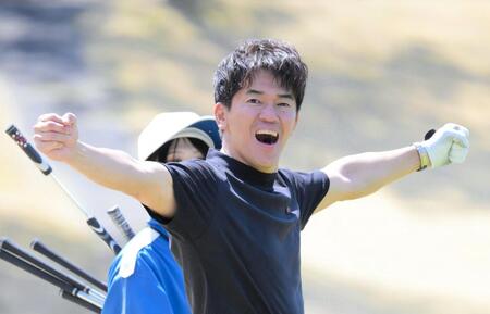 　１５番グリーンで野獣のポーズをする武井壮（撮影・金居みつよし）