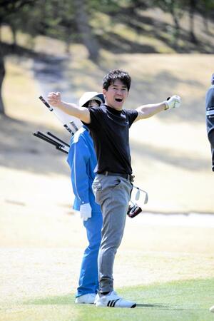 　１５番グリーンで野獣のポーズをする武井壮（撮影・金居みつよし）
