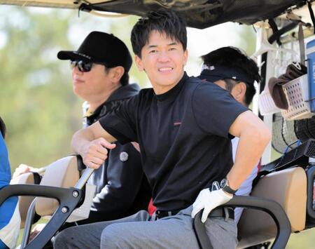 　カートで移動する武井壮（撮影・金居みつよし）