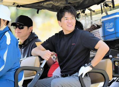 　カートで移動する武井壮（撮影・金居みつよし）