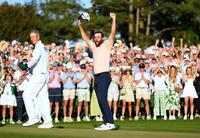 　マスターズ初優勝を決め、喜ぶスコッティ・シェフラー＝２２年４月、オーガスタ・ナショナルＧＣ（共同）