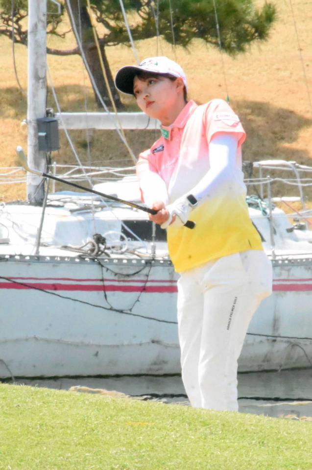 　ゴルフの男子ツアー開幕戦に向けて練習する寺西飛香留