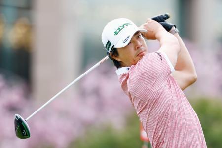 　第１日、６アンダーの首位で弟の航と並んだ石川遼＝東建多度ＣＣ名古屋