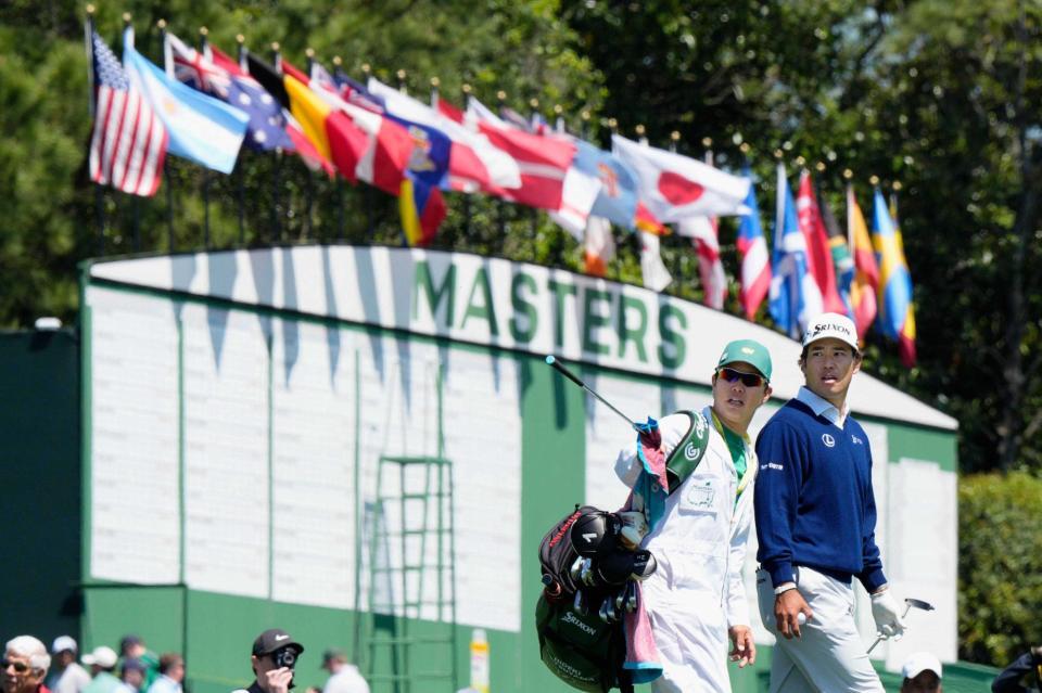 　調整する松山英樹（右）＝共同