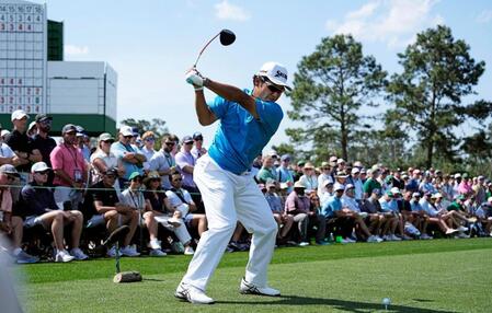 　第１ラウンド、８番でティーショットを放つ松山英樹。１オーバーで３８位（共同）
