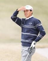 　９番でバンカーショットを放ち打球を見る石川航