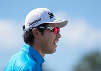 　第１ラウンド、８番でのティーショットを前に笑顔を見せる松山英樹（共同）