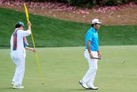 　第１ラウンド、13番をダブルボギーで終えた松山英樹（右）＝共同