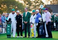 　「名誉スターター」を務めたゲーリー・プレーヤー（左から２人目）、ジャック・ニクラウス（同５人目）、トム・ワトソン（右端）＝共同