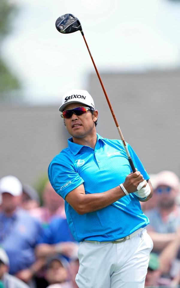 　第１ラウンド、１番でティーショットを放ち、打球の行方を追う松山英樹（共同）