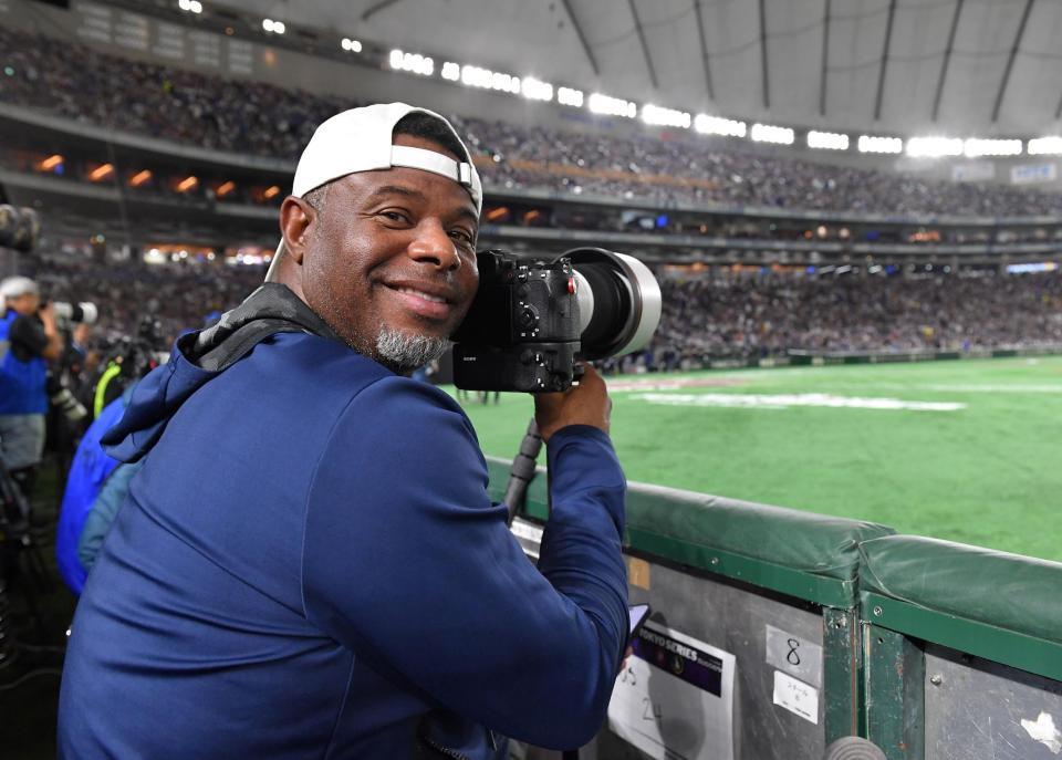 　カメラ席から取材するケン・グリフィーＪｒ氏