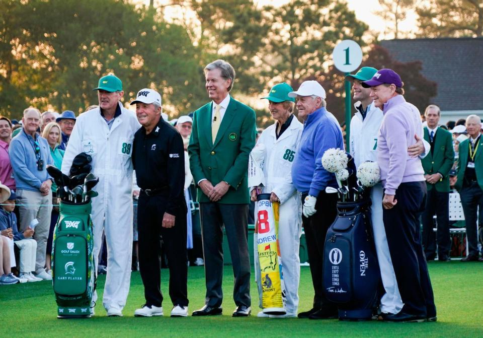 　「名誉スターター」を務めたゲーリー・プレーヤー（左から２人目）、ジャック・ニクラウス（同５人目）、トム・ワトソン（右端）＝共同
