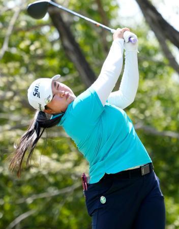 　第２日、４番でティーショットを放つ入谷響。通算９アンダーで首位＝石坂ＧＣ