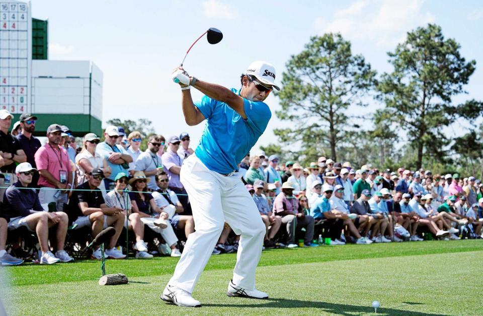 　第１ラウンド、８番でティーショットを放つ松山英樹