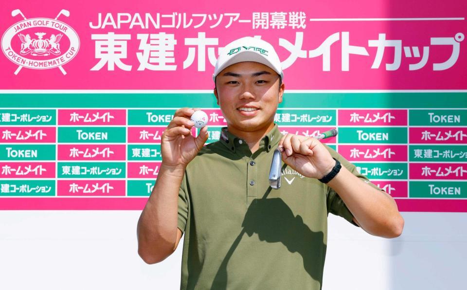 　１２番でアルバトロスを達成し、ラウンド後にポーズをとる出利葉太一郎。通算１２アンダーで３位