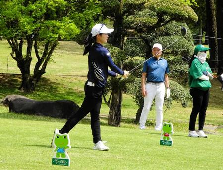 　プロアマ戦でティーショットを打つ川崎春花
