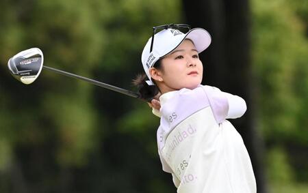 　第１日、２番でティーショットを放つ川崎春花