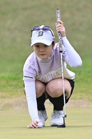 　第１日、１番でラインを読む川崎春花