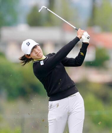 　２番でショットを放つ馬場咲希（共同）