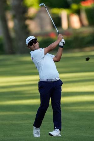 　ショットを放つ久常涼＝１８日、ヒルトンヘッド（ＡＰ＝共同）