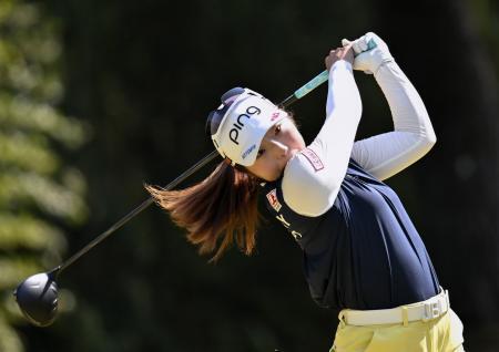 　第２日、通算６アンダーで２位の佐久間朱莉＝熊本空港ＣＣ