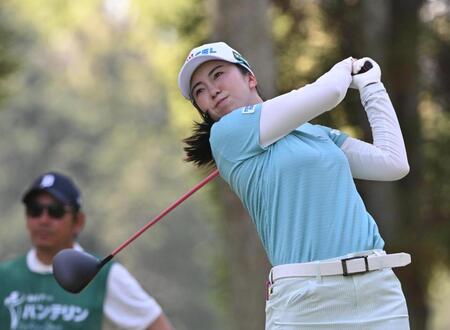 　４番でティーショットを放つ堀琴音
