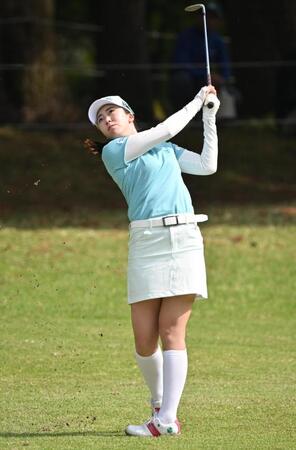 　１８番で第３打を放つ堀琴音