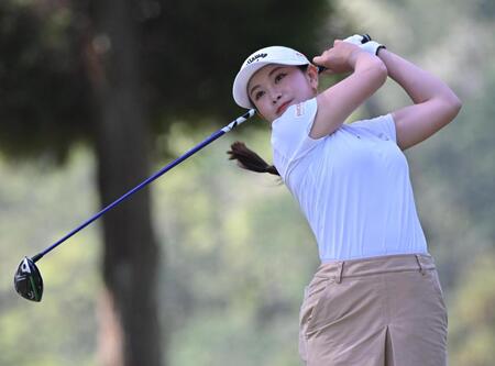 　４番でティーショットを放つ河本結