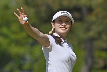 　３番でバーディーパットを決め、笑顔を見せる河本結