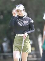 　１８番でバーディーパットを決め、拍手に応える川崎春花