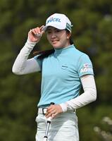 　１８番でバーディーパットを決め、拍手に応える堀琴音