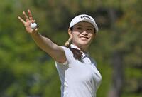 　３番でバーディーパットを決め、笑顔を見せる河本結