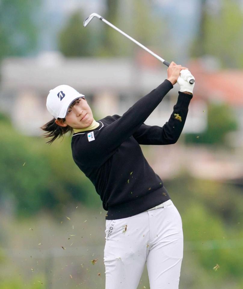 　２番でショットを放つ馬場咲希（共同）