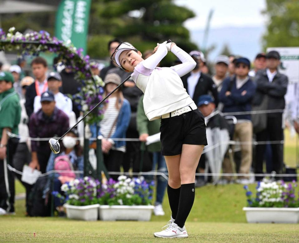 　１番でティーショットを放つ川崎春花