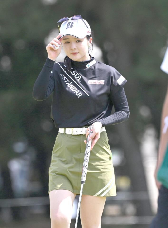 　１８番でバーディーパットを決め、拍手に応える川崎春花